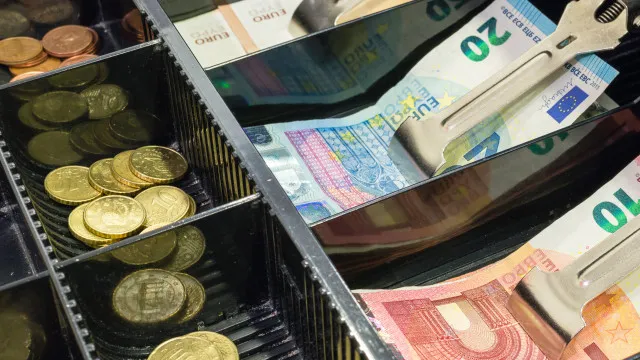 
                    Comprar bens essenciais custa menos pela primeira vez desde março
                