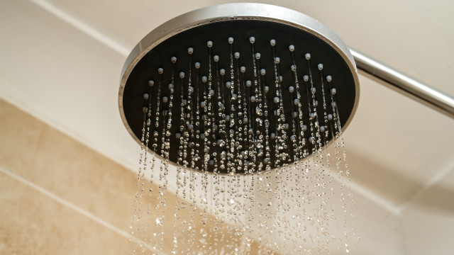 3 dicas para desentupir os furos do seu chuveiro (sem gastar um cêntimo)