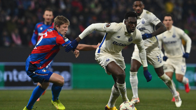 FC Porto 'congela' em Plzen, mas 'arma secreta' salva ponto importante