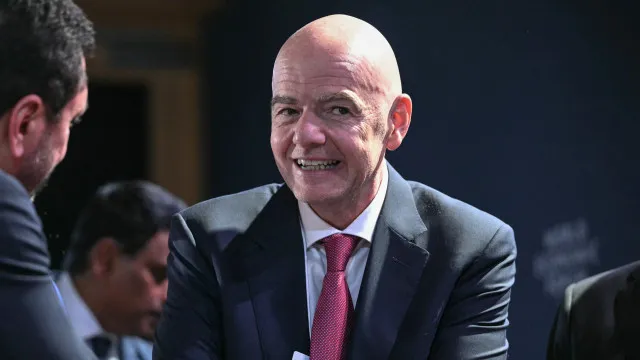 
                    FIFA sob ataque cerrado: 