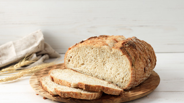 É seguro comer a parte 'boa' do pão com bolor? Especialistas respondem