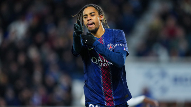 PSG reage à derrota com o Sporting e sofre para vencer em casa do Auxerre