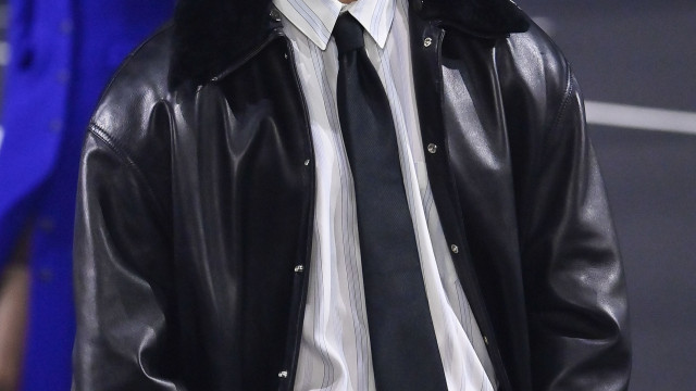 No meio de toda a polémica, Romeo Beckham apoiado pela família em desfile