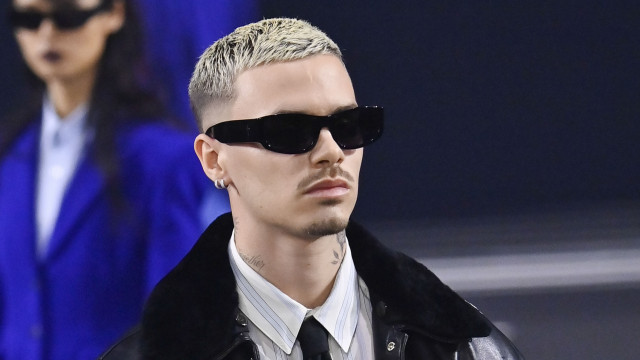 No meio de toda a polémica, Romeo Beckham apoiado pela família em desfile