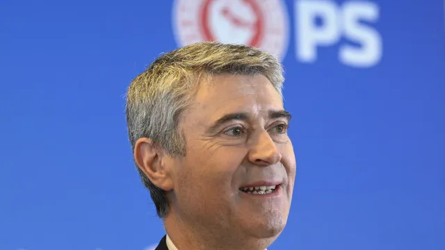 
                    Líder do PS pede formação profissional como 
