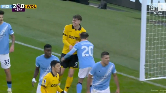 Até o rival se riu. Bernardo Silva em luta desigual no Man. City-Wolves