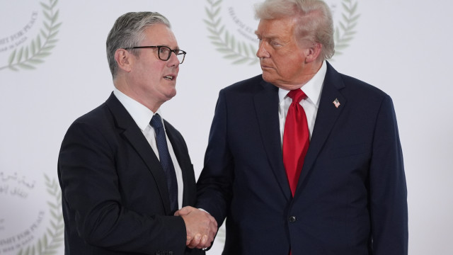 Starmer fala com Trump e evoca sacrifícios de soldados dos dois países