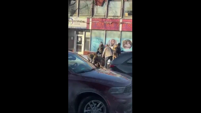 Imobilizado e no chão. O que mostram os vídeos da morte em Minneapolis?