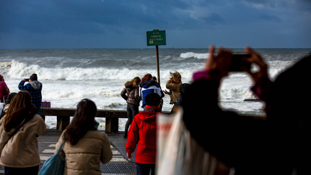 Neve, chuva e (muita) ondulação. As imagens da depressão Ingrid por cá