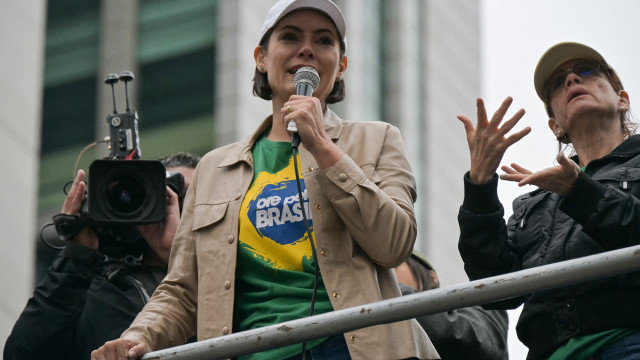Filhos de Bolsonaro se distanciam de Michelle em disputa por sucessão