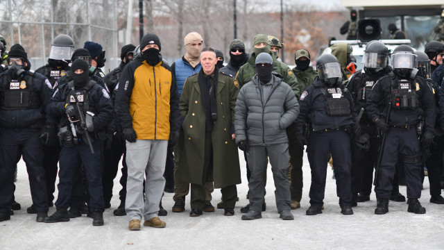 Casaco de Gregory Bovino, líder do ICE, comparado a 