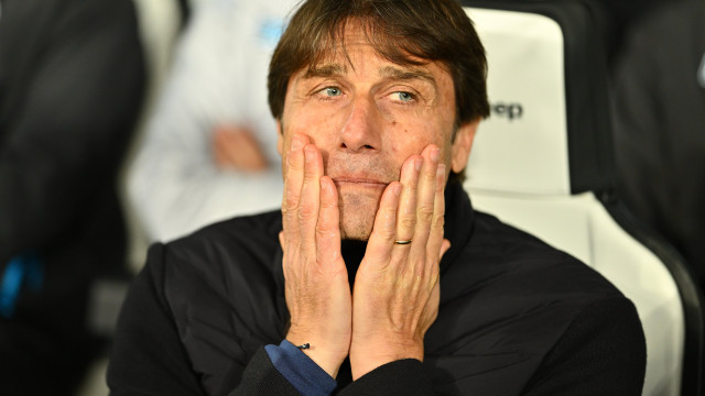 Napoli perde com Juventus e atrasa-se nas contas pelo título