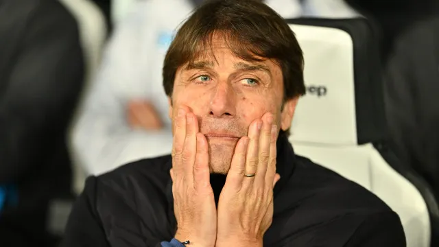 
                    Napoli oficializa saída do treinador Antonio Conte
                