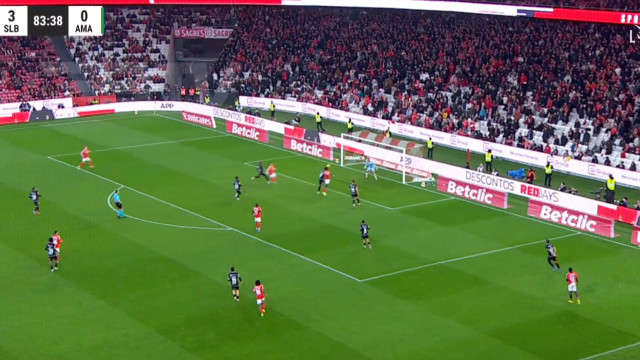 Um sonho. Campeões do mundo combinam e Anísio Cabral marca na estreia