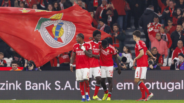 Noite perfeita de Sidny na Luz terminou com chave de ouro de dois miúdos