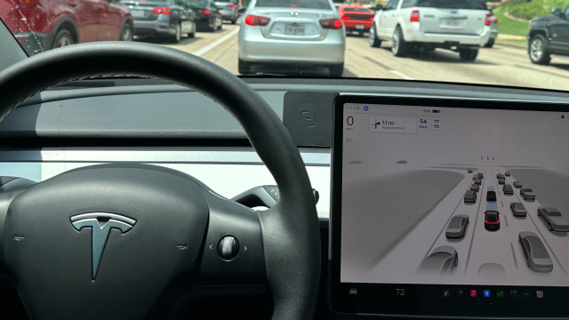 Carros autónomos da Tesla podem chegar à Europa já no próximo mês