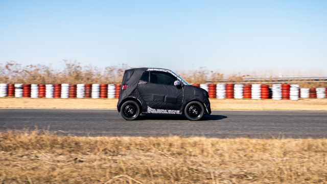 Protótipo do sucessor elétrico do Smart fortwo será revelado em abril
