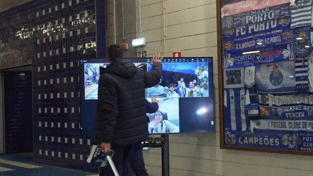 De coração cheio. FC Porto chega ao Dragão e interage com crianças do IPO