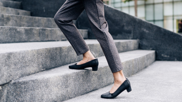 É normal ficar cansado depois de subir escadas? Especialistas esclarecem