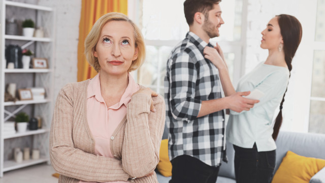 Saiba como reconhecer uma sogra tóxica e evitar o fim de uma relação