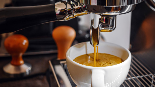 É melhor beber café antes ou depois do pequeno-almoço?