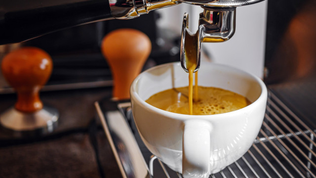 É melhor beber café antes ou depois do pequeno-almoço?