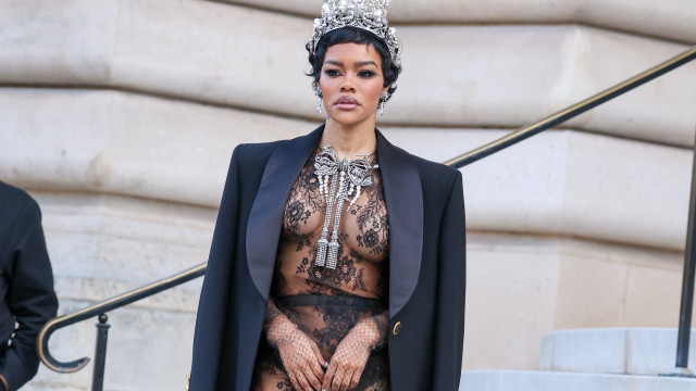 Semana da Moda de Paris. Atriz usa réplicas das joias roubadas do Louvre