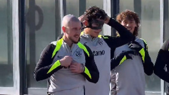 Nuno Santos no treino do Sporting com o 'mascarado' Eduardo Quaresma