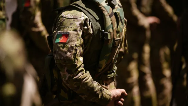 
                    Dois militares hospitalizados após 