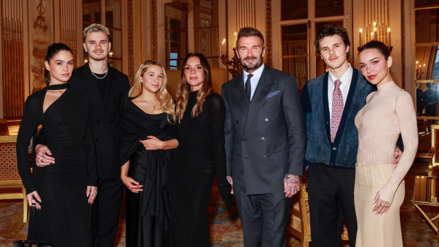 Victoria Beckham recebe condecoração e agradece à família 