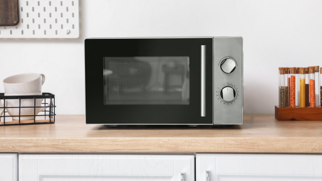 Tome atenção! Este hábito comum pode estragar o seu micro-ondas
