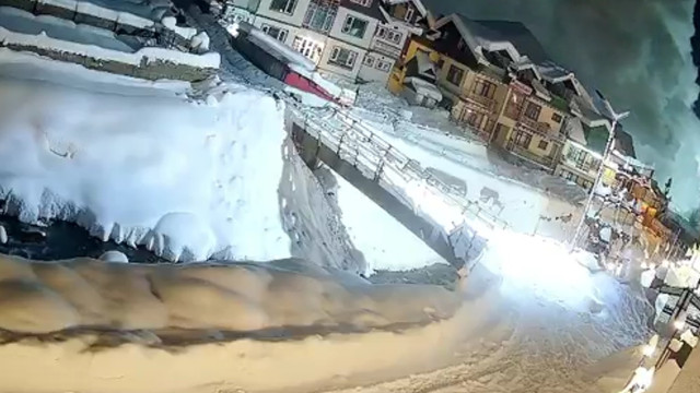 Avalanche ‘engole’ zona turística na Caxemira; veja o vídeo