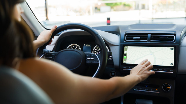 Ecrãs táteis nos carros põem segurança em risco