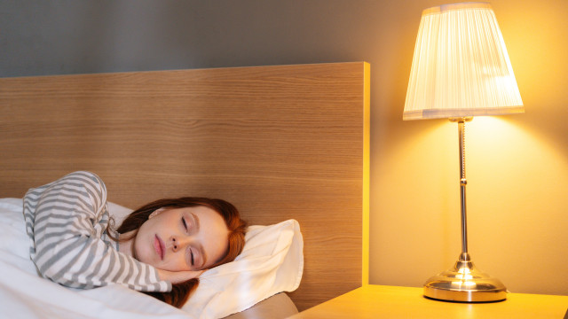 Dormir com luzes acesas pode ser um perigo para a saúde do coração
