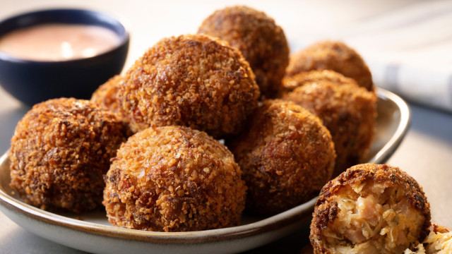 Do forno à air fryer: 3 receitas para fazer saborosas bolinhas de alheira