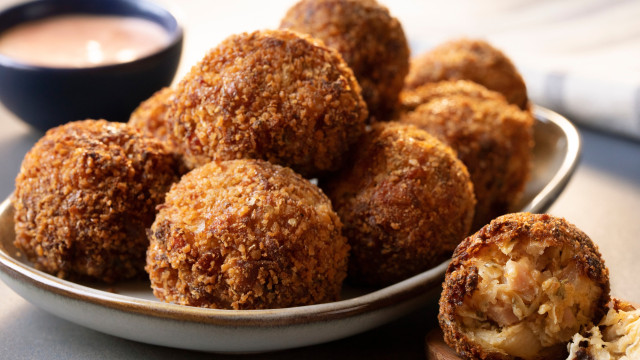 Do forno à air fryer: 3 receitas para fazer saborosas bolinhas de alheira