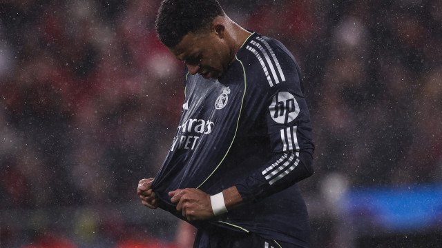 Mbappé dá murro na mesa após derrota contra Benfica: 