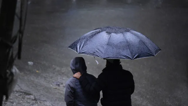
                    Grupos Ocidental e Central dos Açores sob aviso amarelo por chuva forte
                