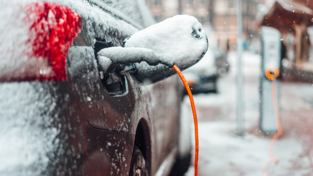 Consumos: Frio penaliza elétricos, carros a gasolina mais consistentes