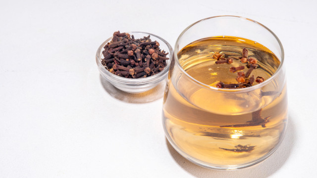 Beba água com cravinho antes de dormir e veja o que acontece