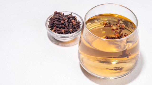 Beba água com cravinho antes de dormir e veja o que acontece