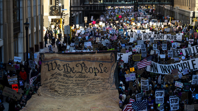 Milhares protestam em Minneapolis contra política de imigração de Trump