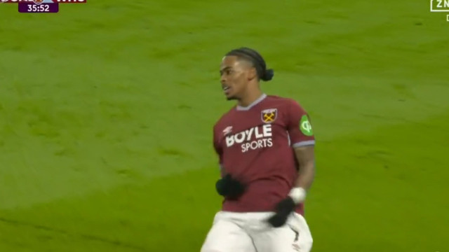 Summerville aumenta vantagem do West Ham com este belo golo