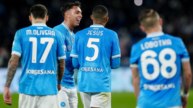 Campeão Napoli regressa aos triunfos em Itália