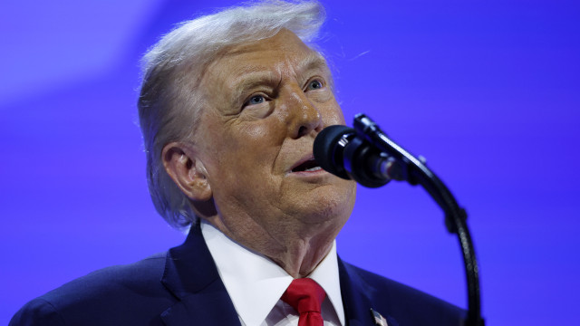 Diante de juízes da Suprema Corte, Trump critica queda das tarifas em discurso no Congresso