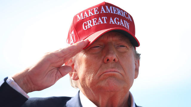 Trump confirma que enviará agentes do ICE para aeroportos dos EUA