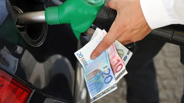 
                    Combustíveis: Governo nega 