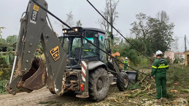 
                    Sul de Portugal foi abastecido com eletricidade de Espanha após Kristin
                