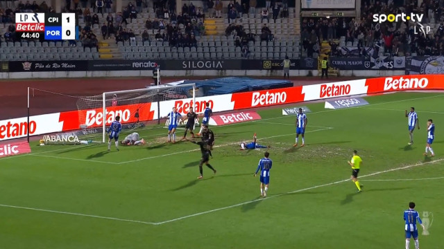 Thiago Silva fez o que não devia e complicou a vida ao FC Porto