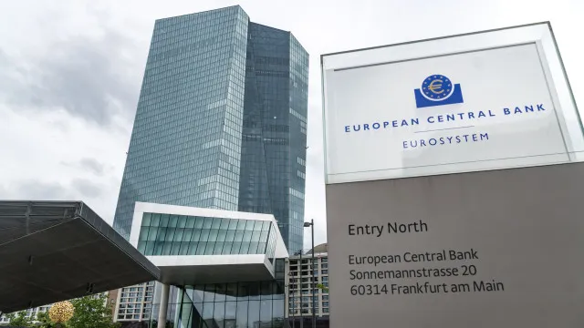 
                    BCE: Poder militar europeu pode reforçar confiança no euro
                
